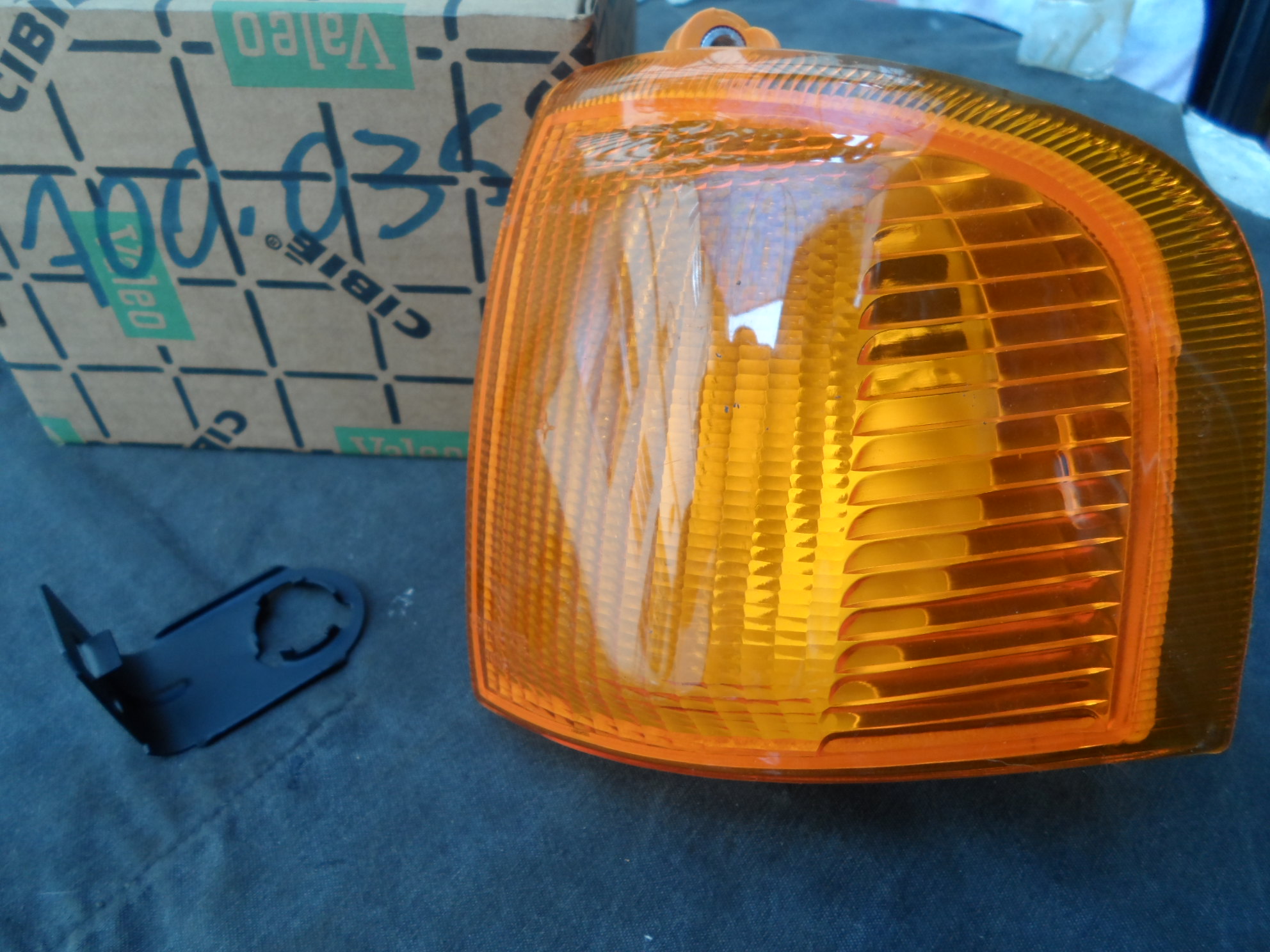 Lanterna Pisca Dianteira mbar L/E C/Logo Ford na lente Original Cibie Ford Escort 87 em Diante Apolo Verona